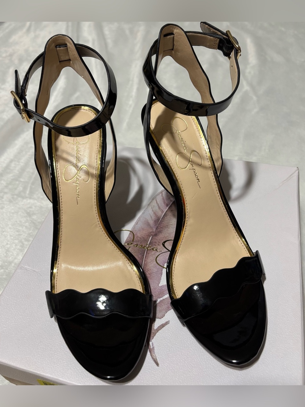 JESSICA SIMPSON black patent sandal 3-1/2”heel ankle strap with scalloped trim - Picture 6 of 12